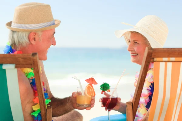 Happy senior couple drinking a cocktail — Stock Photo, Image