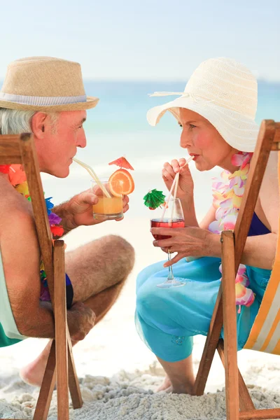 Felice coppia anziana bere un cocktail — Foto Stock