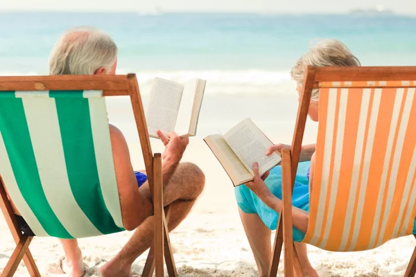 Leitura de casal na praia — Fotografia de Stock