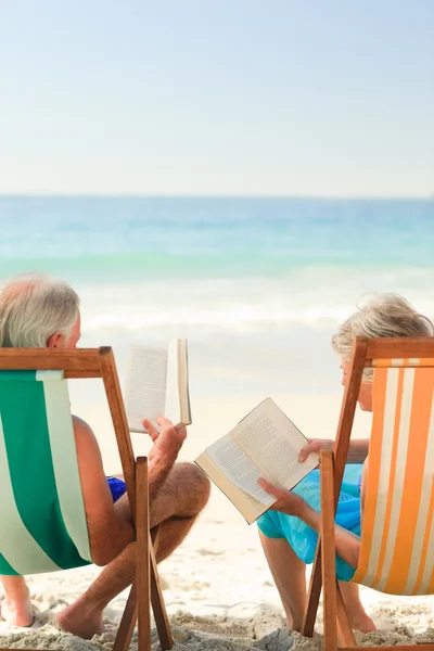 Couple lisant à la plage — Photo