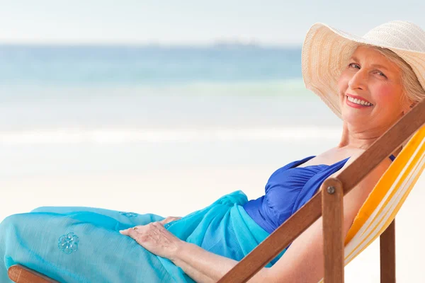 Расслабленная женщина на пляже — стоковое фото