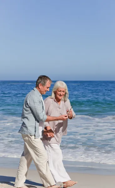 Yaşlı çift Sahilde yürüyüş — Stok fotoğraf