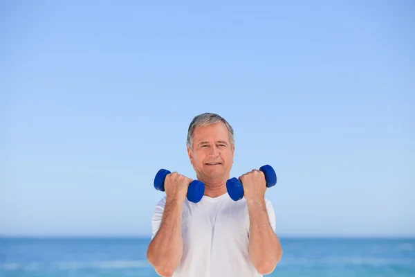 Hombre maduro haciendo sus ejercicios —  Fotos de Stock