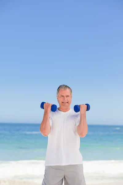 Зрелый человек делает упражнения — стоковое фото
