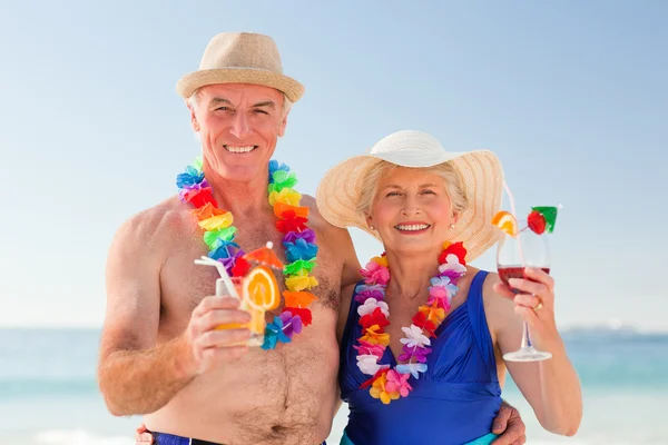 Idősebb pár ivott a koktél a strandon — Stock Fotó
