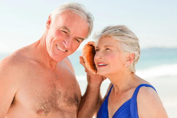 Emekli çift kendi kabuk için dinleme — Stok fotoğraf