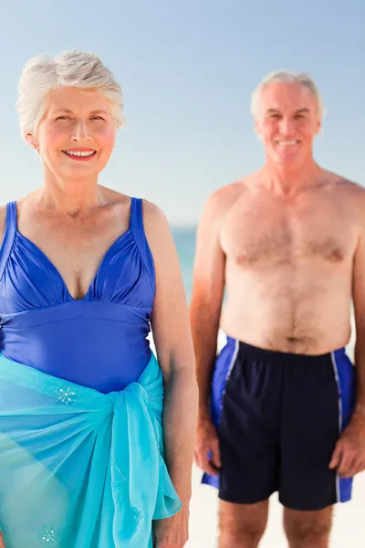 Osoby w podeszłym wieku para na plaży — Zdjęcie stockowe