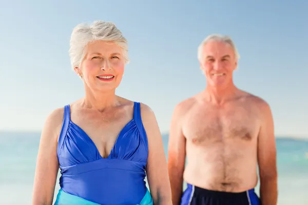 Bejaarde echtpaar op het strand — Stockfoto