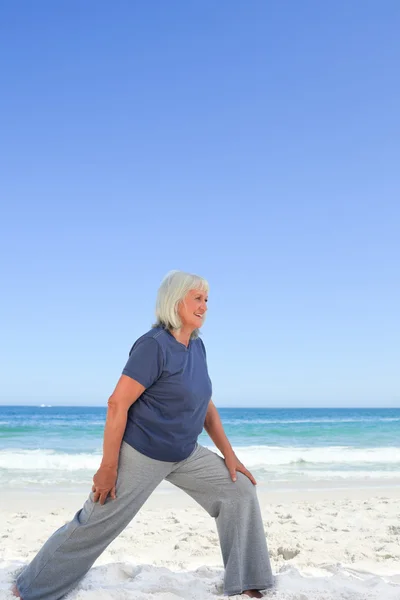 Pensionato donna facendo il suo stretches — Foto Stock