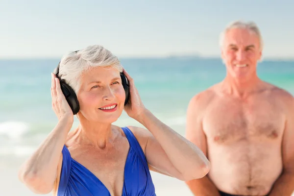 Kobieta słuchać muzyki na plaży — Zdjęcie stockowe