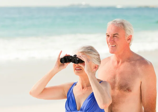 老人夫妇在海滩赏鸟 — 图库照片