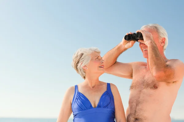 老人夫妇在海滩赏鸟 — 图库照片