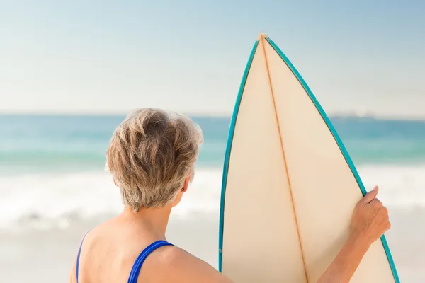 Donna con la tavola da surf in spiaggia — Foto Stock