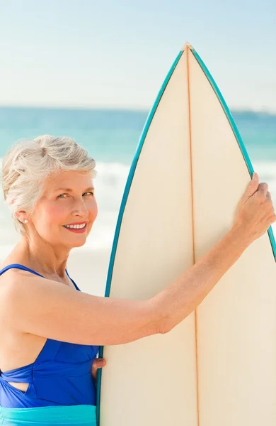 Onun surfboard sahilde bir kadınla — Stok fotoğraf