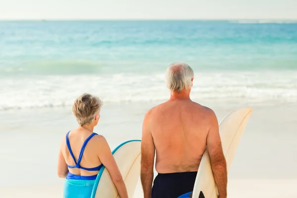 Couple with their surfboard on the beach — Stock Photo, Image