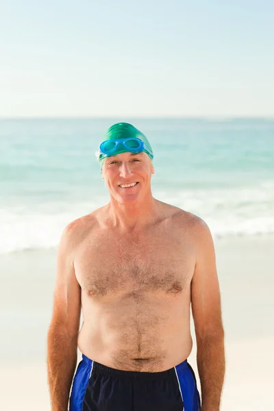 Uśmiechający się starszy człowiek na plaży — Zdjęcie stockowe