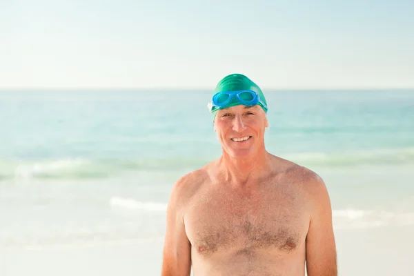 Usměvavá starší muž na pláži — Stock fotografie