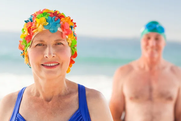 浜の年配のカップル — ストック写真