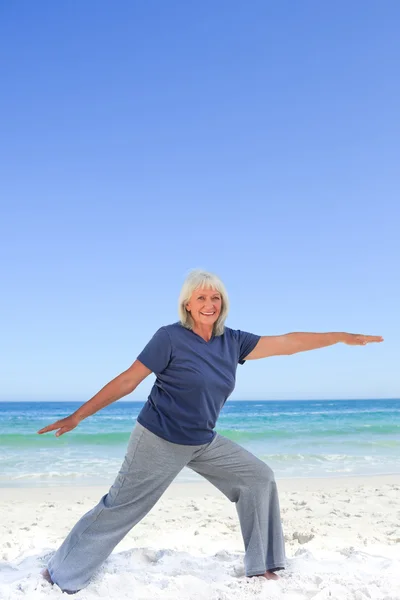 Mulher aposentada fazendo seus alongamentos — Fotografia de Stock