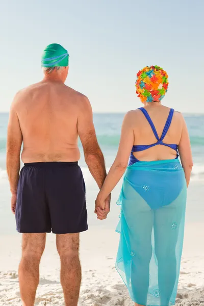 Zakochana para starszych na plaży — Zdjęcie stockowe