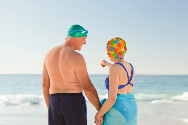 Zamilovaný starší pár na pláži — Stock fotografie