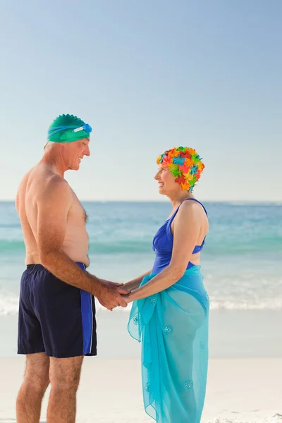 Enamored elderly couple at the beach — Stock Photo, Image