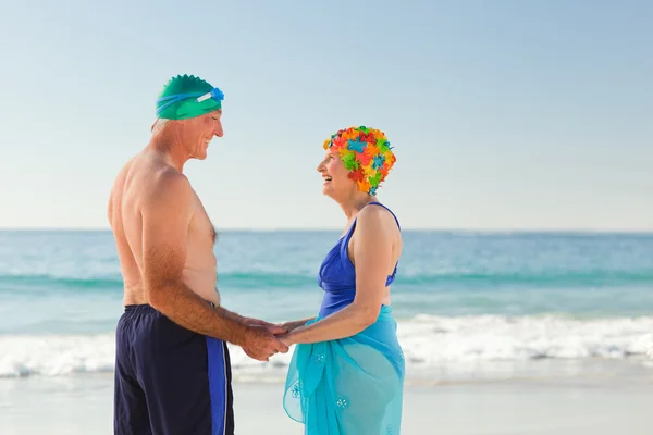 Enamorado casal de idosos na praia — Fotografia de Stock