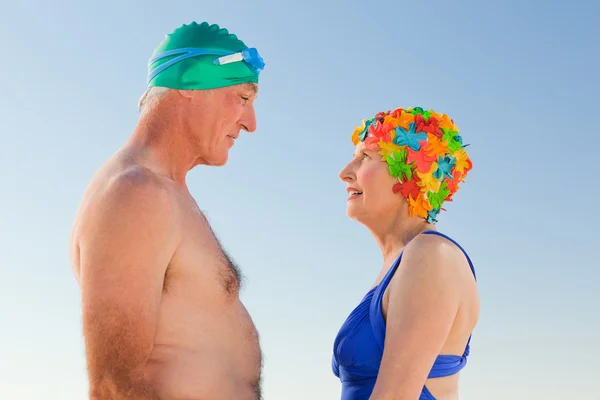 Förälskad äldre par på stranden — Stockfoto