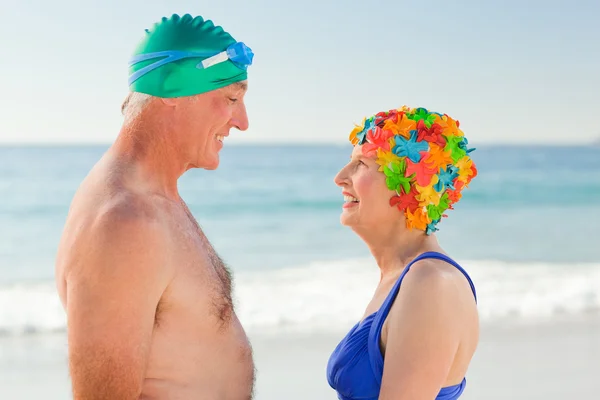Zamilovaný starší pár na pláži — Stock fotografie