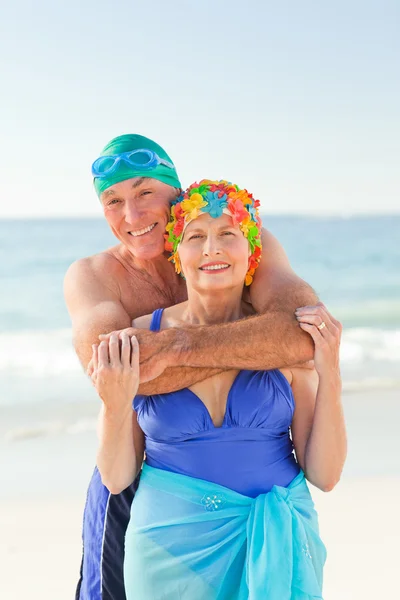 Мужчина обнимает жену на пляже — стоковое фото