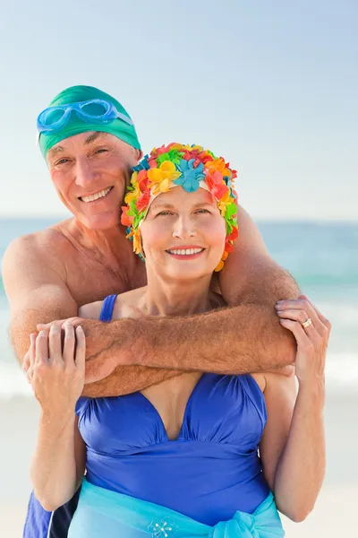 Man kramar sin fru på stranden — Stockfoto
