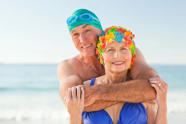Man hugging his wife at the beach — Stock Photo, Image