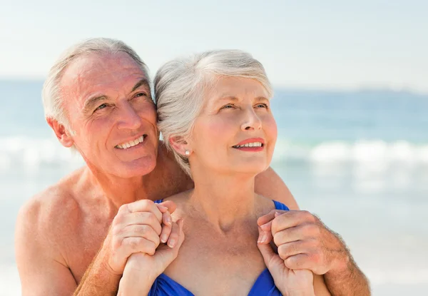 Mann umarmt seine Frau am Strand — Stockfoto