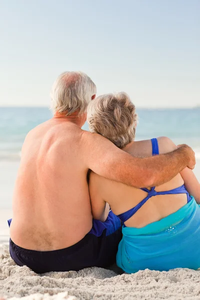 Couple looking at the sea — Stock Photo, Image