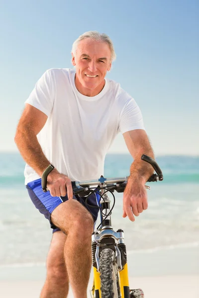 Senior man met zijn fiets — Stockfoto