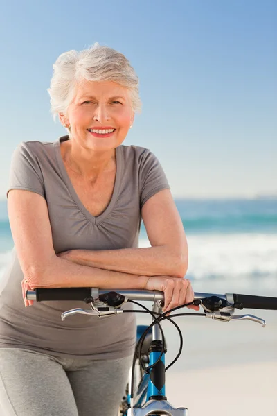 Starší žena s její kolo — Stock fotografie
