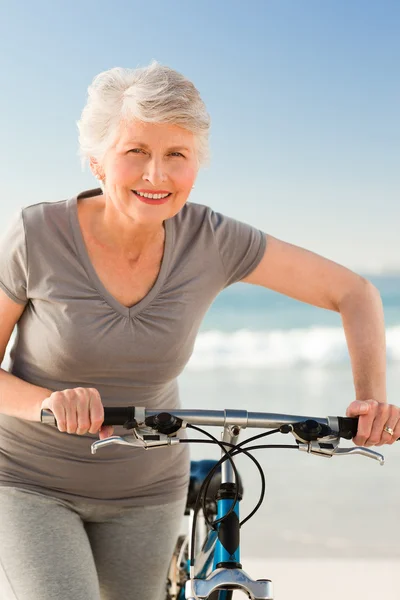 Seniorin mit ihrem Fahrrad — Stockfoto