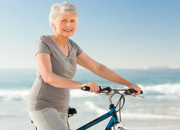 Donna anziana con la sua bici — Foto Stock