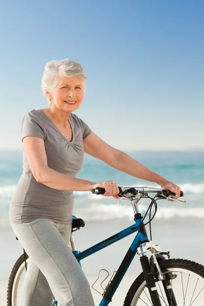 Donna anziana con la sua bici — Foto Stock