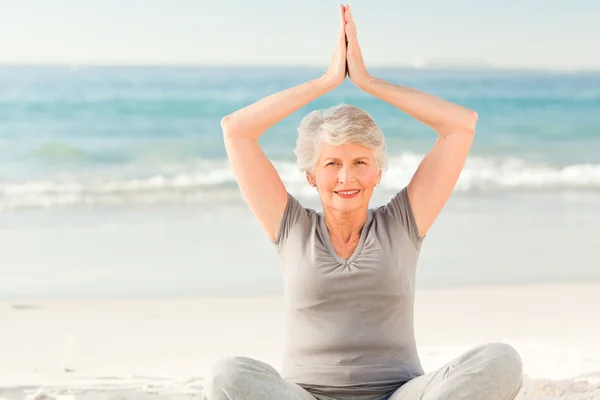 Elderly woman doing her streches — Stock Photo, Image