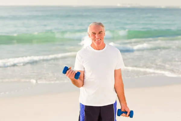 Hombre mayor haciendo sus ejercicios — Foto de Stock