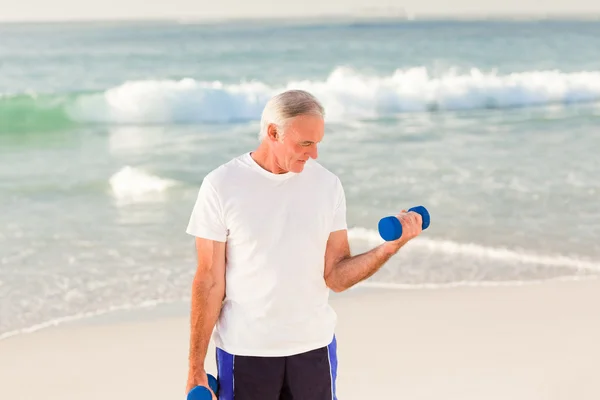 Hombre mayor haciendo sus ejercicios —  Fotos de Stock