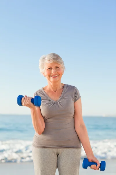 Woman doing her exercises at the beach — Stock Photo, Image