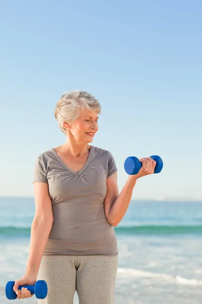Woman doing her exercises at the beach — Stock Photo, Image