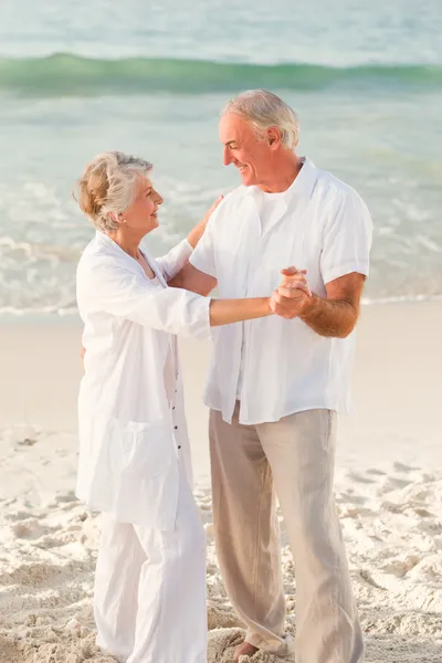 Älteres Paar tanzt am Strand — Stockfoto