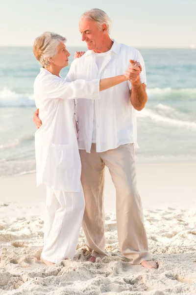 Elderly couple dancing on the beach — Stock Photo, Image