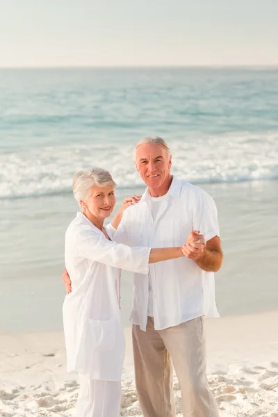Cuplu în vârstă care dansează pe plajă — Fotografie, imagine de stoc