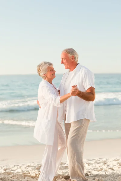 Älteres Paar tanzt am Strand — Stockfoto