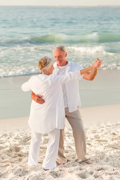 Ηλικιωμένο ζευγάρι χορός στην παραλία — Φωτογραφία Αρχείου
