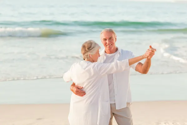 Senior koppel dansen op het strand — Stockfoto